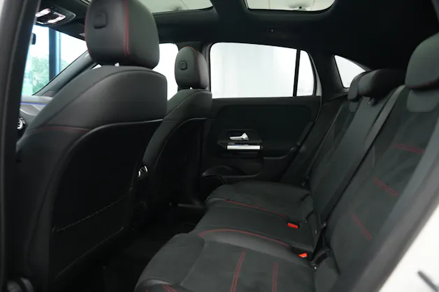 MERCEDES-BENZ GLA 250 4Matic AMG Line 8G-DCT *CH-Fahrzeug* *Panorama*
