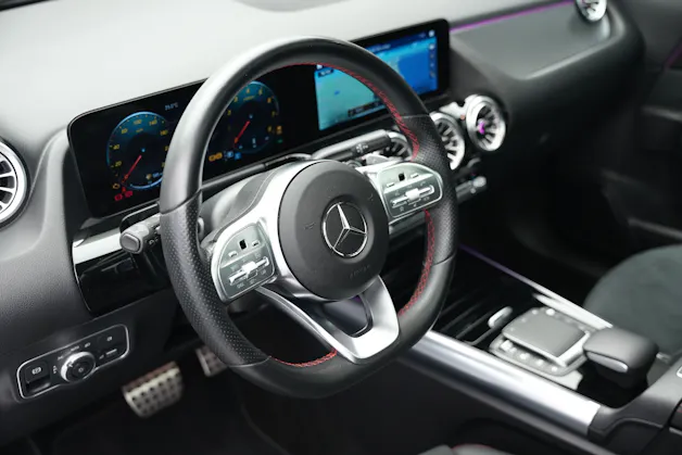 MERCEDES-BENZ GLA 250 4Matic AMG Line 8G-DCT *CH-Fahrzeug* *Panorama*