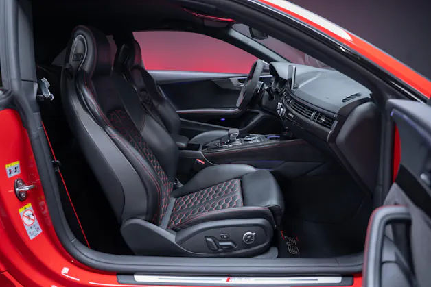 AUDI RS5 Coupé 2.9 V6 TFSI quattro T-Tronic / Carbon Paket / Alcantara-Lenkrad / Bang&Olufsen