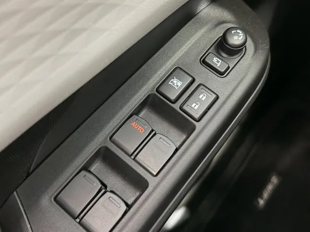 Suzuki Swift 1.2 Sakura Top Hybrid
