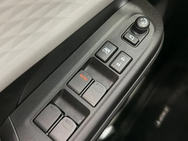 Suzuki Swift 1.2 Sakura Top Hybrid