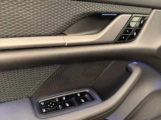 PORSCHE Taycan 4S