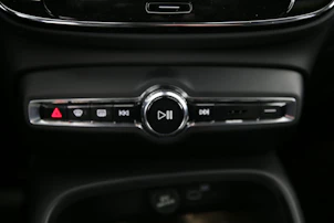 Fahrzeugbild VOLVO XC40 2.0 B3 MH Plus Dark