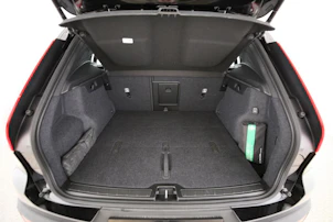 Fahrzeugbild VOLVO XC40 2.0 B3 MH Plus Dark