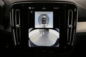 Fahrzeugbild VOLVO XC40 2.0 B3 MH Plus Dark