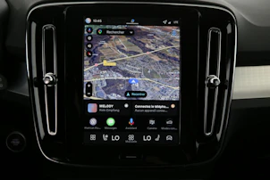 Fahrzeugbild VOLVO XC40 2.0 B3 MH Plus Dark
