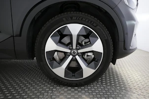 Fahrzeugbild VOLVO XC40 2.0 B3 MH Plus Dark