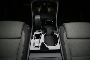 Fahrzeugbild VOLVO XC40 2.0 B3 MH Plus Dark