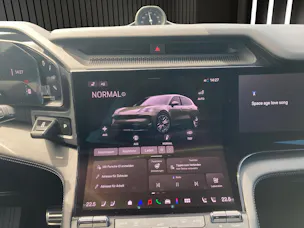 PORSCHE Cayenne Electric Basis