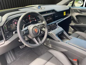 PORSCHE Cayenne Electric Basis