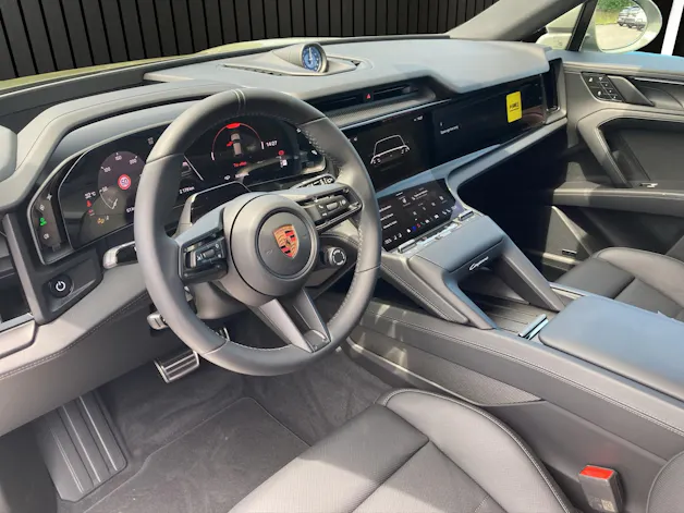 PORSCHE Cayenne Electric Basis