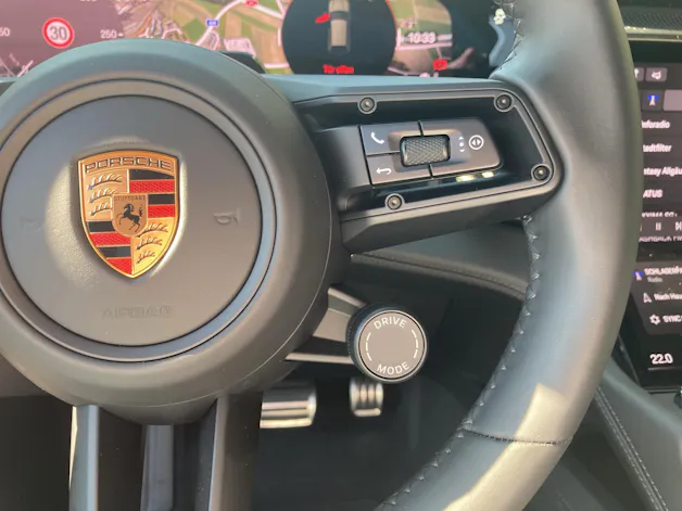 PORSCHE Cayenne Electric Basis