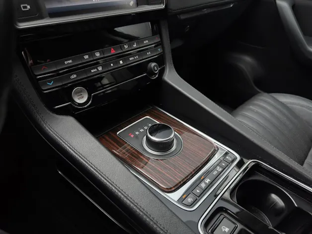 Jaguar F-Pace 2.0d Portfolio AWD Automatik *AHK*Rückfahrkamera*Sitz-/ Lenkradheizung uvm.*