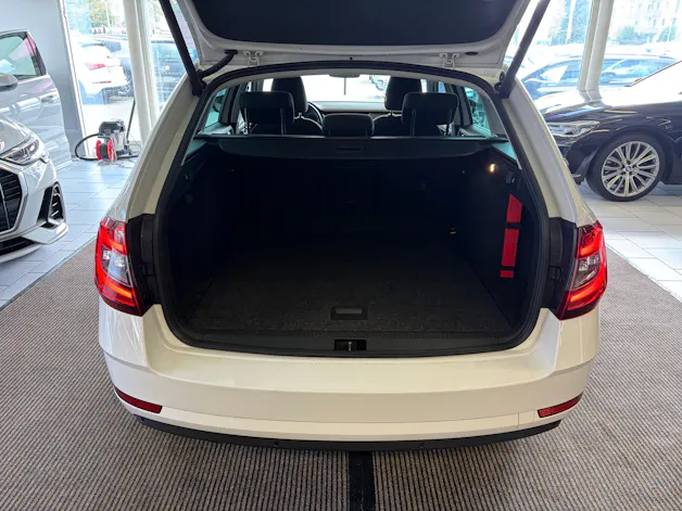 SKODA Octavia Combi 1.5 TSI Style DSG | Leichter Hagelschaden | SEHR GEPFLEGT | Windschutzscheibe Neu |