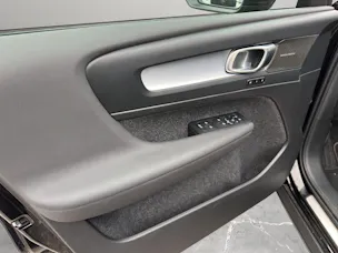 VOLVO XC40 2.0 B3 MH Plus Dark