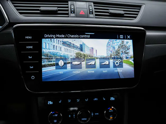 SKODA Superb Limousine 2.0 TSI SportLine 4x4 DSG *Standheizung*CANTON Soundsystem*Lenkradheizung*
