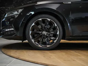 SKODA Superb Limousine 2.0 TSI SportLine 4x4 DSG *Standheizung*CANTON Soundsystem*Lenkradheizung*