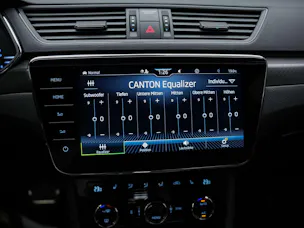 SKODA Superb Limousine 2.0 TSI SportLine 4x4 DSG *Standheizung*CANTON Soundsystem*Lenkradheizung*