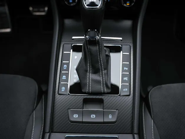 SKODA Superb Limousine 2.0 TSI SportLine 4x4 DSG *Standheizung*CANTON Soundsystem*Lenkradheizung*