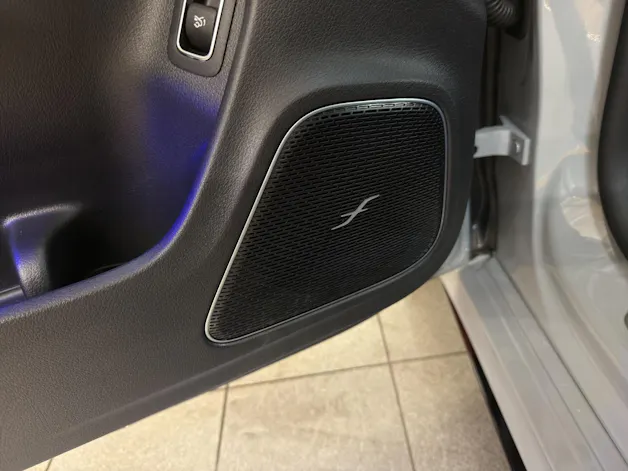 MERCEDES-BENZ CLA 200 - AMG / DISTRONIC / Rückfahrkamera / Soundsystem / Panorama-Dach