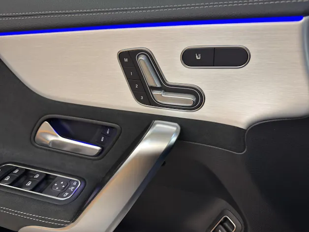 MERCEDES-BENZ CLA 200 - AMG / DISTRONIC / Rückfahrkamera / Soundsystem / Panorama-Dach
