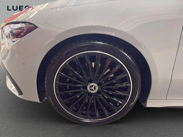 MERCEDES-BENZ CLA 200 - AMG / DISTRONIC / Rückfahrkamera / Soundsystem / Panorama-Dach