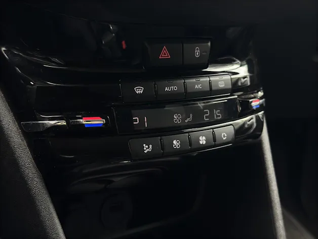 PEUGEOT 2008 1.2 PureTech Style EAT6 *Apple CarPlay*Sitzheizung uvm*