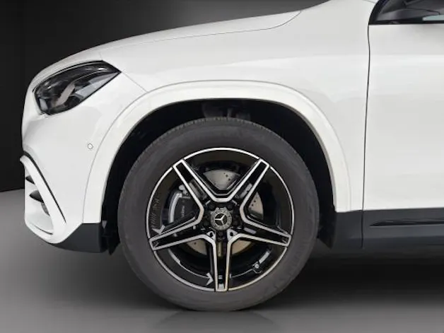 MERCEDES-BENZ GLA 200 Night Star 7G-D