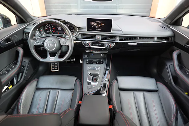 AUDI A4 Avant 40 TDI Sport quattro "* CH Auto * Service Audi * Toit Ouvrant * Head-Up Display * Attelage * Cuir * Son Bang&Olufsen *"