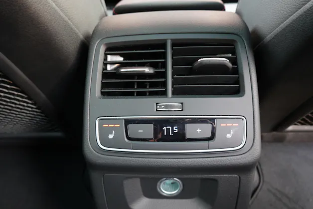 AUDI A4 Avant 40 TDI Sport quattro "* CH Auto * Service Audi * Toit Ouvrant * Head-Up Display * Attelage * Cuir * Son Bang&Olufsen *"