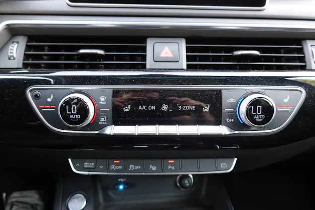 AUDI A4 Avant 40 TDI Sport quattro "* CH Auto * Service Audi * Toit Ouvrant * Head-Up Display * Attelage * Cuir * Son Bang&Olufsen *"