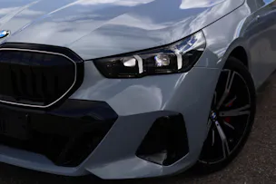 BMW 540d xDrive Touring M Sport PRO * BROOKLYN GRAU * ICONIC GLOW * BELÜFTETE SITZE *