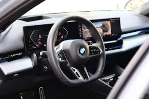 BMW 540d xDrive Touring M Sport PRO * BROOKLYN GRAU * ICONIC GLOW * BELÜFTETE SITZE *