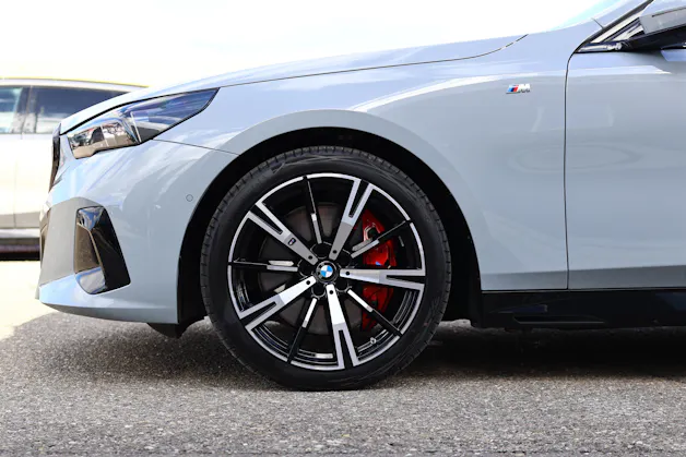 BMW 540d xDrive Touring M Sport PRO * BROOKLYN GRAU * ICONIC GLOW * BELÜFTETE SITZE *