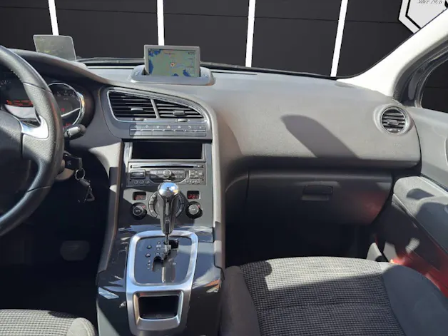 PEUGEOT 5008 1.6 THP 155 Allure