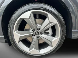 AUDI Q4 e-tron SUV quattro performance Swiss Ski
