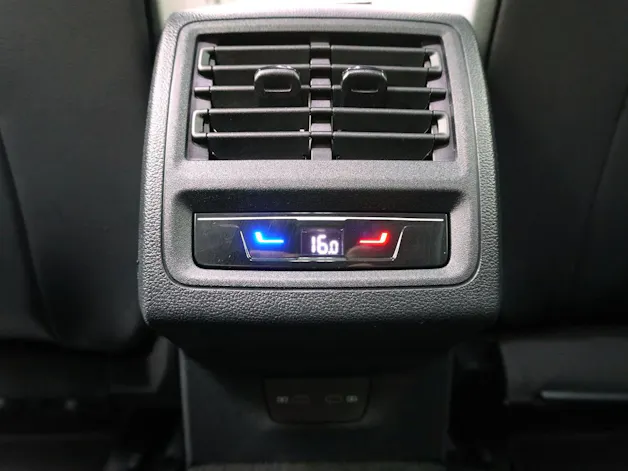 VW Golf 8.5 2.0 TSI DSG R-Line Black Style 4Motion