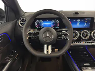MERCEDES-BENZ GLA 250 AMG Line 4Matic Swiss Star