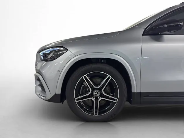 MERCEDES-BENZ GLA 250 AMG Line 4Matic Swiss Star