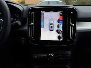 VOLVO XC40 2.0 B4 MH Plus Dark