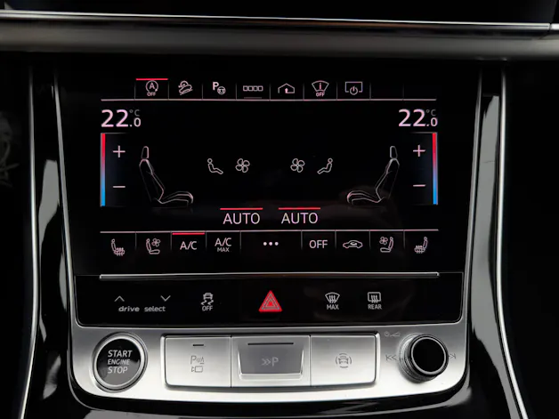 AUDI Q8 55 TFSI S-Line Mythos Black Ed. quattro tiptronic / 360° Kamera / Panoramadach / B&O Sound / Head-Up / Leder / Keyless /