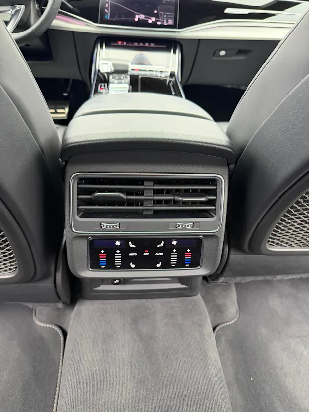 AUDI Q8 55 TFSI S-Line Mythos Black Ed. quattro tiptronic / 360° Kamera / Panoramadach / B&O Sound / Head-Up / Leder / Keyless /