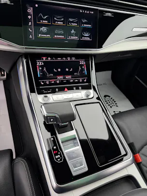 AUDI Q8 55 TFSI S-Line Mythos Black Ed. quattro tiptronic / 360° Kamera / Panoramadach / B&O Sound / Head-Up / Leder / Keyless /