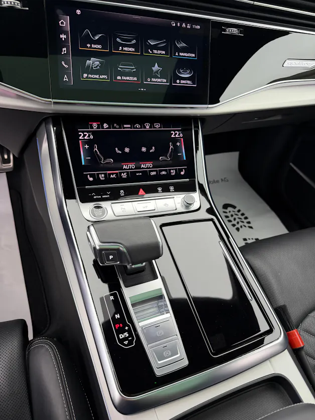 AUDI Q8 55 TFSI S-Line Mythos Black Ed. quattro tiptronic / 360° Kamera / Panoramadach / B&O Sound / Head-Up / Leder / Keyless /