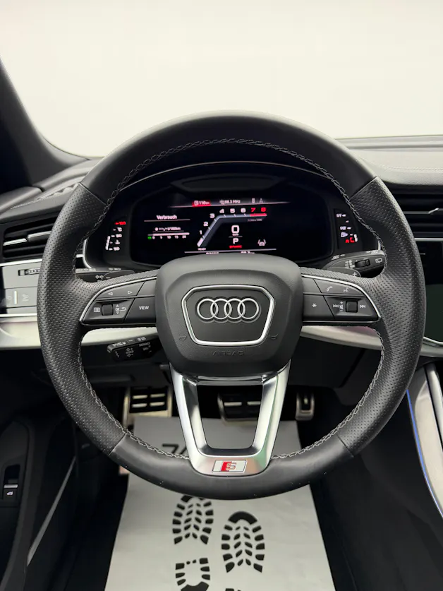 AUDI Q8 55 TFSI S-Line Mythos Black Ed. quattro tiptronic / 360° Kamera / Panoramadach / B&O Sound / Head-Up / Leder / Keyless /