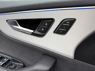 AUDI Q8 55 TFSI S-Line Mythos Black Ed. quattro tiptronic / 360° Kamera / Panoramadach / B&O Sound / Head-Up / Leder / Keyless /