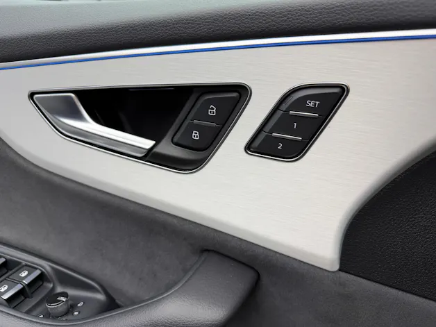AUDI Q8 55 TFSI S-Line Mythos Black Ed. quattro tiptronic / 360° Kamera / Panoramadach / B&O Sound / Head-Up / Leder / Keyless /