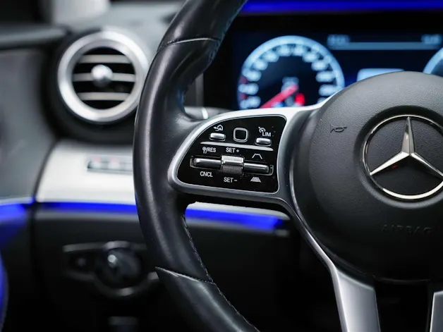 MERCEDES-BENZ E 220 d AMG Line 9G-Tronic *360° Kamera*Assistenten*Ambientebeleuchtung*
