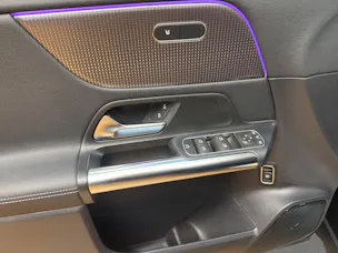MERCEDES-BENZ EQA 300 4M - Progressive / Rückfahrkamera / Panorama-Dach / Ambiente-Licht