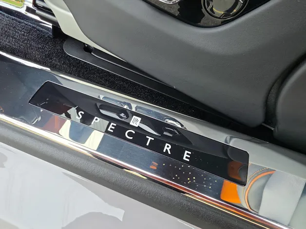 Rolls Royce ROLLS-ROYCE Spectre - Silver Badge